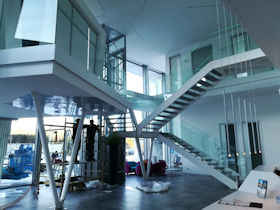 Scala per accesso in struttura area uffici con particolari in ferro e vetro La Loggia - Carpenteria metallica fabbro