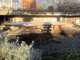Tavolo con piano in pietra di luserna e base in ferro Collegno - Carpenteria metallica fabbro